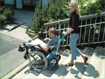 עלייה במדרגות עם כיסא גלגלים